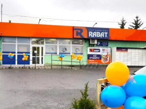 Wielkie otwarcie 3000 sklepu, udekorowany Sklep Rabat Detal